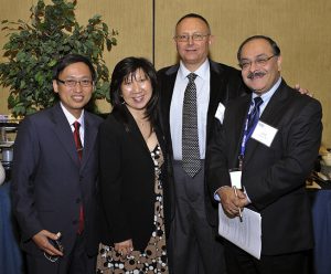 Tiến sĩ – Bác sĩ Nguyễn Văn Nhiên cùng các nhà khoa học trong lễ nhận giải John M. Kinney lần thứ 13